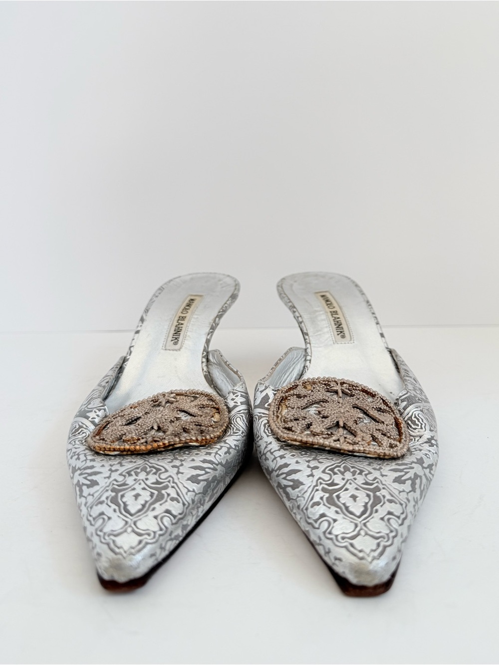 Manolo Blahnik Silver Metallic Brocade Jacquard Beaded Medallion mules heels 39 - Picture 4 of 8